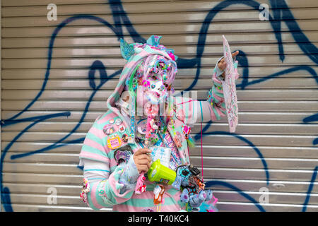 Tokyo, Japan - 19. Juni 2016: junger Mann in der Jugendkultur cosplay Outfit. Harajuku Viertel von Tokio. Stockfoto