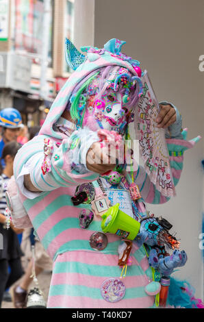 Tokyo, Japan - 19. Juni 2016: junger Mann in der Jugendkultur cosplay Outfit. Harajuku Viertel von Tokio. Stockfoto