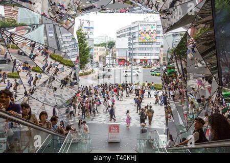 Tokyo, Japan - 19. Juni 2016: Das gespiegelte Eingang der Tokyu Plaza shpping Mall in Omotesando Harajuku, Tokio. Stockfoto