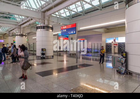 Dubai, VAE - März 27. 2019. Die dxb Airport Ankunft Terminal Stockfoto