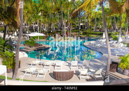 Unbekannte Tropical Hotel Resort mit Pool und Palmen. Stockfoto