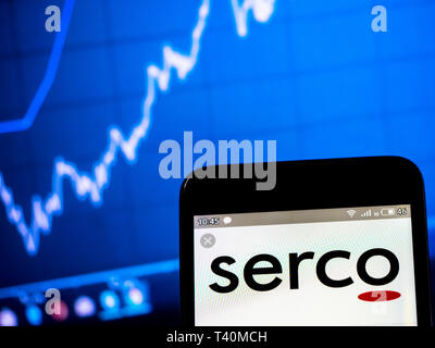 In diesem Foto Illustration einer Serco Group plc Logo gesehen auf einem Smartphone angezeigt Stockfoto