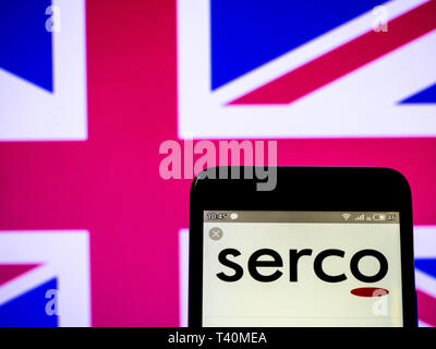 In diesem Foto Illustration einer Serco Group plc Logo gesehen auf einem Smartphone angezeigt Stockfoto