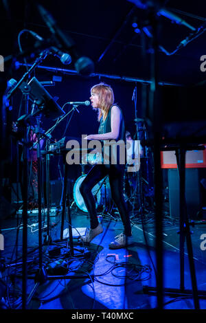 Edinburgh, Großbritannien. 11. April 2019. Glasgow Sängerin Carla J Easton führt im La Belle Angele am breiten Tage Musik übereinkommen Opening Party von t kuratiert. Stockfoto