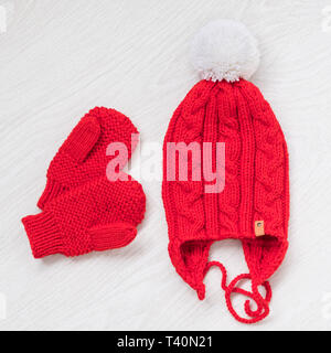 Nette gemütliche gestrickte Kinder Winter Stockfoto