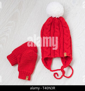Nette gemütliche gestrickte Kinder Winter Stockfoto