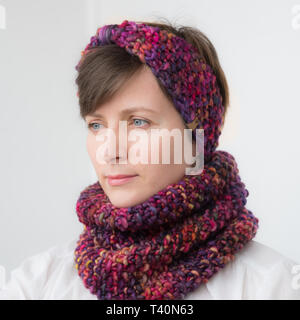 Schöne junge Frau in Kopfbügel und Schal Stockfoto