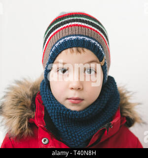 Cute Kid auf gestrickte Navy rot gesetzt Stockfoto