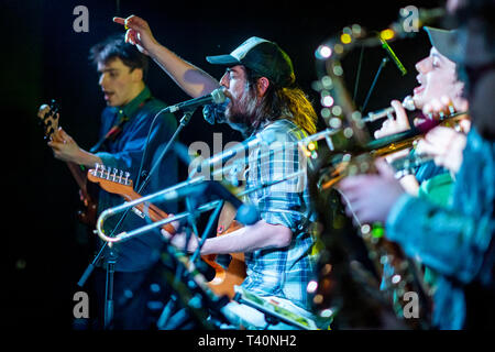 Edinburgh, Großbritannien. 11. April 2019. Glasgow band Tom McGuire & Brassholes führt im La Belle Angele am breiten Tage Musik übereinkommen Opening Party Stockfoto