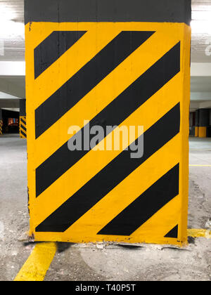 Foto einer potenziellen Gefahr diagonale Streifen auf einem Spalten in einen Parkplatz. Stockfoto