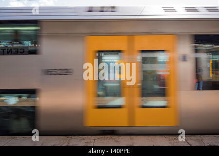 Einem leicht verschwommenen Seite nach Ansicht eines Sydney Zug von einem Bahnhof aus während des Tages Stockfoto