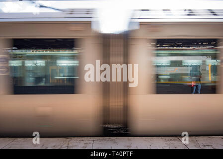 Einem leicht verschwommenen Seite nach Ansicht eines Sydney Zug von einem Bahnhof aus während des Tages Stockfoto