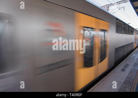 Einem leicht verschwommenen Seite nach Ansicht eines Sydney Zug von einem Bahnhof aus während des Tages Stockfoto