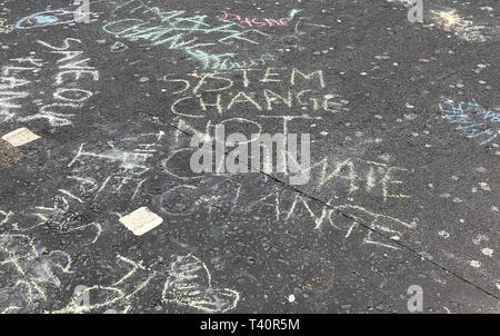 Chalk Nachrichten auf dem Bürgersteig durch die britischen Studenten, die an einem Streik für die Klimakrise in Oxford Circus, London, als Demonstrationen in Städten und Gemeinden in ganz Großbritannien als Teil der YouthStrike 4 Klima Bewegung geplant sind. Stockfoto