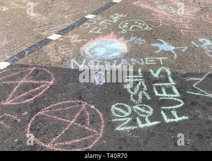 Chalk Nachrichten auf dem Bürgersteig durch die britischen Studenten, die an einem Streik für die Klimakrise in Oxford Circus, London, als Demonstrationen in Städten und Gemeinden in ganz Großbritannien als Teil der YouthStrike 4 Klima Bewegung geplant sind. Stockfoto