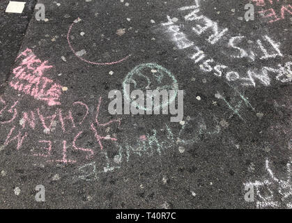 Chalk Nachrichten auf dem Bürgersteig durch die britischen Studenten, die an einem Streik für die Klimakrise in Oxford Circus, London, als Demonstrationen in Städten und Gemeinden in ganz Großbritannien als Teil der YouthStrike 4 Klima Bewegung geplant sind. Stockfoto