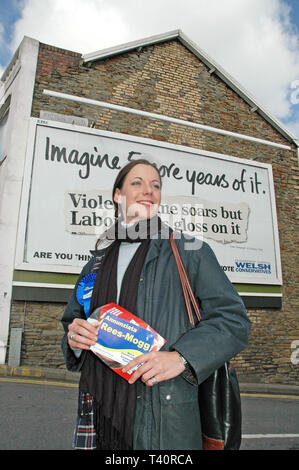 Datei Bild von Annunziata Rees-Mogg werbend in Skewen am 20. April 2005. Sie kämpfte für die Konservativen bei den allgemeinen Wahlen von 2005 für die sichere Arbeit Sitz der Aberavon, South Wales und kam auf Platz 4. Stockfoto