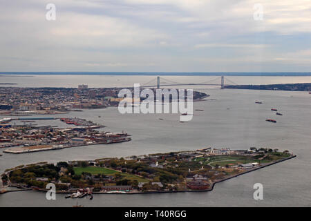 Blick auf Governors Island und Verrazzano - Narrows Bridge von oben auf das Neue World Trade Center, USA Stockfoto