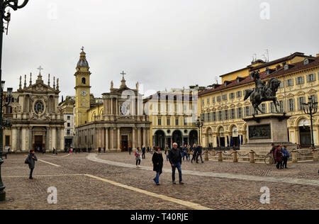 Turin, Piemont, Italien. April 2019. Auf der Piazza San Carlo Menschen versammelt, um für eine Veranstaltung, im Hintergrund die beiden Kirchen, dass der Ort charakterisieren Stockfoto