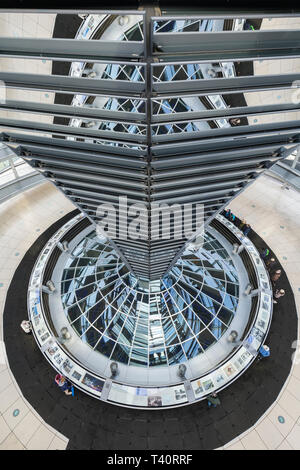 Hohe Betrachtungswinkel von gespiegelten Kegel und Innenraum der futuristische Glaskuppel auf dem Reichstag (Deutscher Bundestag) in Berlin, Deutschland. Stockfoto