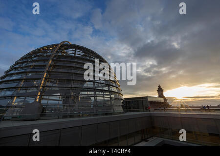 Glaskuppel auf dem Reichstag (Deutscher Bundestag) in Berlin, Deutschland, bei Sonnenuntergang. Kopieren Sie Platz. Stockfoto