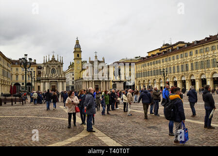 Turin, Piemont, Italien. April 2019. Auf der Piazza San Carlo Menschen versammelt, um für eine Veranstaltung, im Hintergrund die beiden Kirchen, dass der Ort charakterisieren Stockfoto
