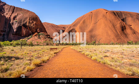 25. Dezember 2018, Uluru NT Australien: Weg zum wasserloch der Kuniya Spaziergang mit Ayers Rock im Hintergrund, im NT Outback Australien Stockfoto