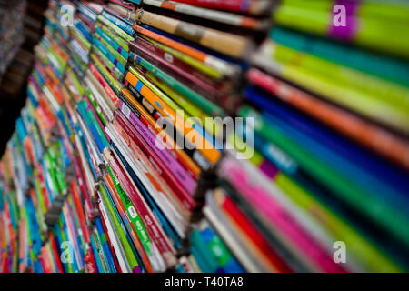 Stacheln von gebrauchten Bücher werden gesehen in eine gebrauchte Buchhandlung in San Salvador, El Salvador gestapelt. Stockfoto