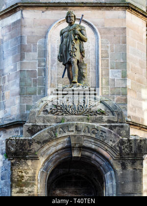 Die frühen Wallace Statue auf dem Vordach des Athenaeum in der King Street Stadt Stirling Schottland Stockfoto