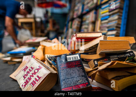 Gebrauchte Bücher auf der Strasse liegen in einem secondhand Buchhandlung in San Salvador, El Salvador unorganisiert. Stockfoto