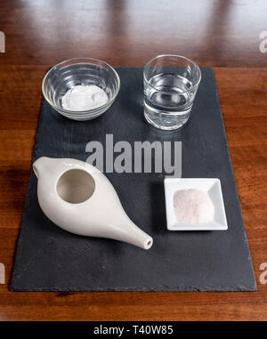 Für nasale Reinigung mit neti Pot, ayurvedische Medizin System, rosa Salz, Natron, Wasser auf einer Schiefertafel eingestellt Stockfoto