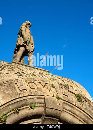 Loyalität Inschrift unter dem Wee Wallace Statue auf dem Vordach des Athenaeum in der King Street Stadt Stirling Schottland Stockfoto