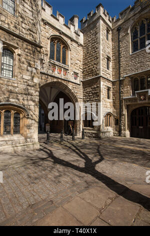 London England. St John's Gate Clerkenwell, London. April 2019 St John's Gate, im Clerkenwell, London, ist eine der wenigen greifbaren bleibt f Stockfoto