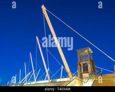 Forthside Fußgängerbrücke in der Nähe des Bahnhofs in der Dämmerung Stadt Stirling Schottland Stockfoto