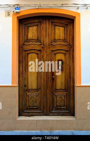 Spanische Paar kunstvollen holzgeschnitzten Türen auf Haus in Pego, Spanien Stockfoto