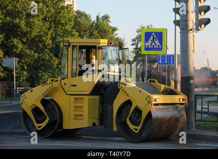 Gelbe Straßenwalze in eine neue Straße Straßenbau Stockfoto