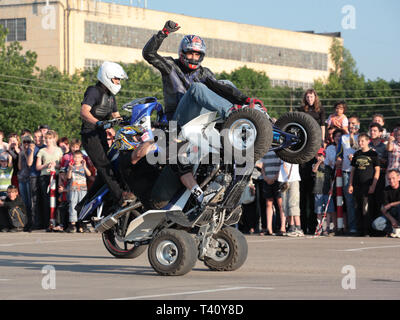 Zwei Fahrer auf quadrocycle Durchführung einen Wheelie auf die Extreme Stunt Show in Tambow, Russland Stockfoto