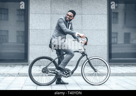 Geschäftsmann Reiten Fahrrad in Morgen zu arbeiten Stockfoto
