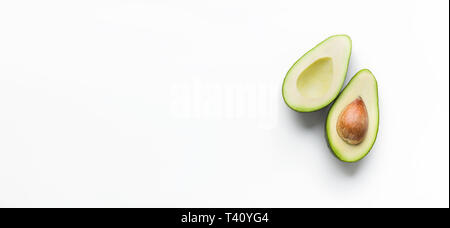 Avocado auf weiß Stockfoto