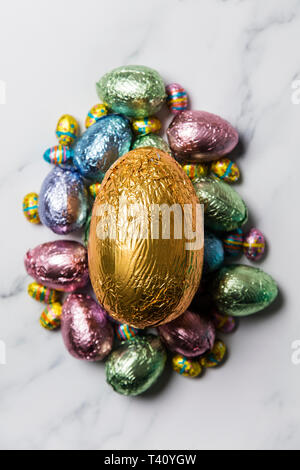 Easter egg Leckereien aus Schokolade in glänzenden farbige Folie verpackt