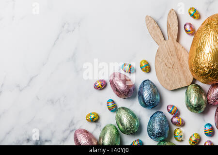 Osterhase mit Folie umwickelt Schokolade Ostereier Stockfoto