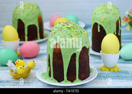 Der Frühling noch Leben von Ostern Kuchen und bemalte Eier auf blauem Hintergrund Stockfoto