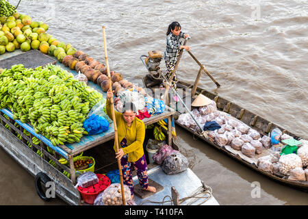 Obst und Gemüse Anbieter ist auf dem schwimmenden Markt, Mekong Delta, Vietnam Stockfoto