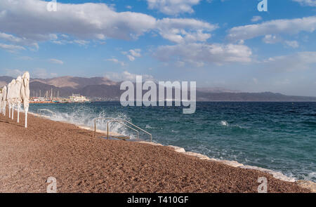 Der Golf von Eilat Golf von Aqaba am Roten Meer, ein Strand mit Kreuzfahrtschiffen und die Berge von Jordanien im Hintergrund Stockfoto