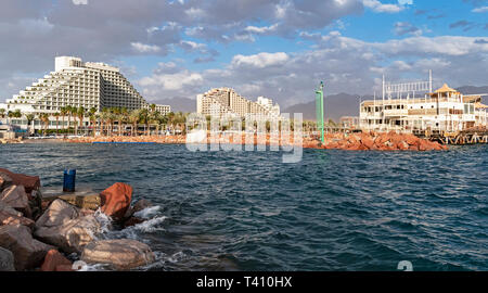 Eilat Resort am Golf von Eilat Golf von Aqaba in Israel zeigt den Eingang des künstlichen Lagune mit Hotels im Hintergrund Stockfoto