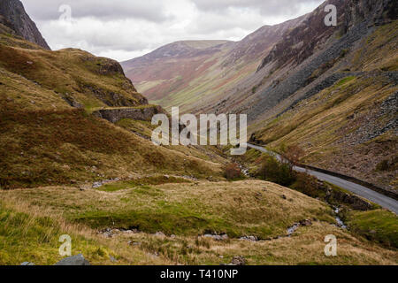 Die beeindruckende Honister Pass im Lake District National Park, Cumbria, England Stockfoto