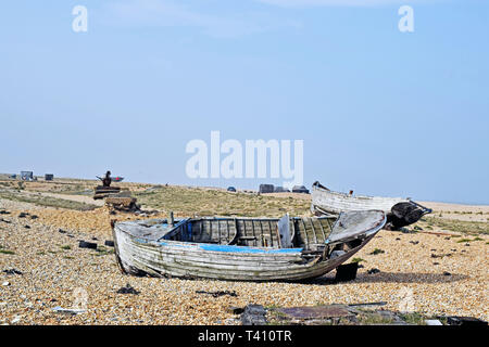 Eine Nahaufnahme von einem verlassenen alten Fischerboot auf der Kiesstrand in Dungeness Kent England Stockfoto