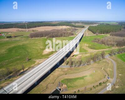 Autobahnbrücke im ländlichen Bereich - Luftaufnahme eines großen Autobahnbrücke im ländlichen Bereich in Deutschland europäische Autos - fahren Sie über die Autobahnbrücke Stockfoto