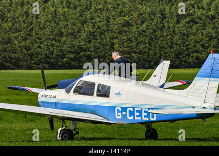 WHITE WALTHAM, ENGLAND - MÄRZ 2019: Person in eine Piper mit leichten Flugzeugen an der West London Aero Club im White Waltham Flugplatz. Stockfoto