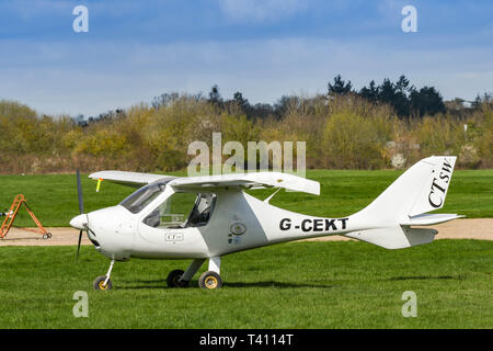 WHITE WALTHAM, ENGLAND - MÄRZ 2019: Flight Design CTsw Light aircraft am Weißen Walhtam Flugplatz. Stockfoto